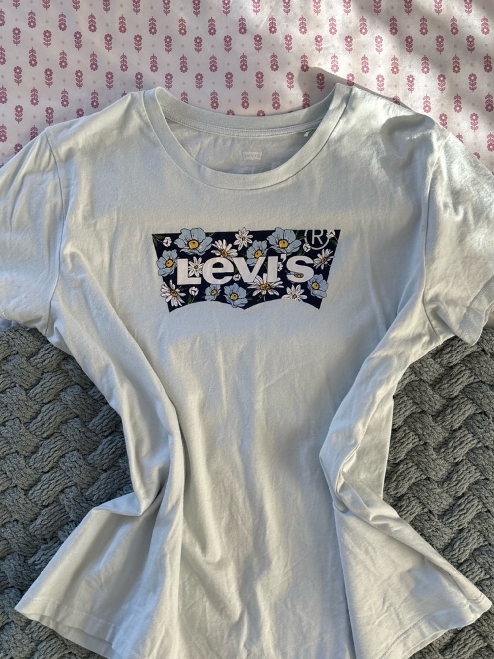 Levi's Light Blue women’s Short-Sleeve Tee with Floral Logo Sz. L